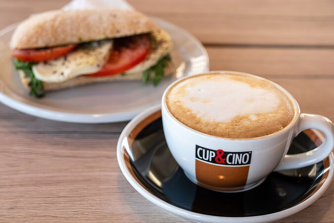 Kaffeespezialitäten sind unser Ding. Lassen Sie sich an ihrer OKTAN-Tankstelle verwöhnen.